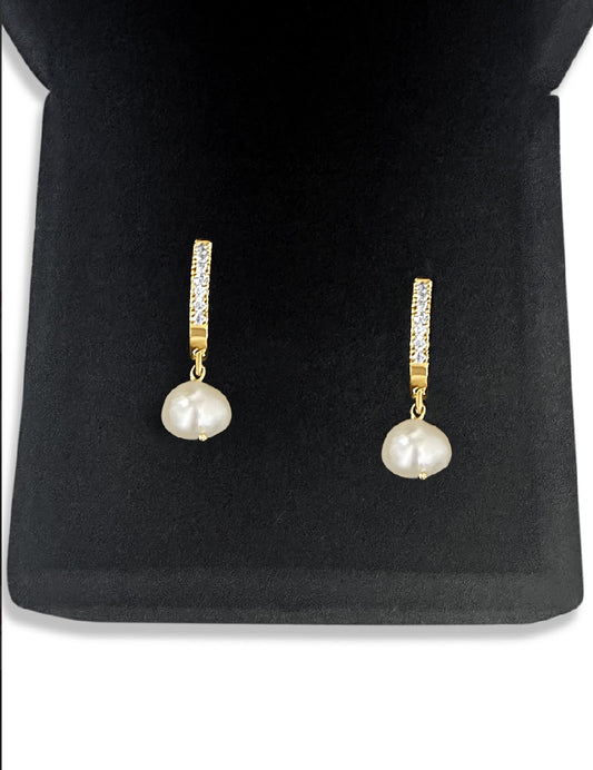 Natural saltwater pearl gold ear rings, with diamond