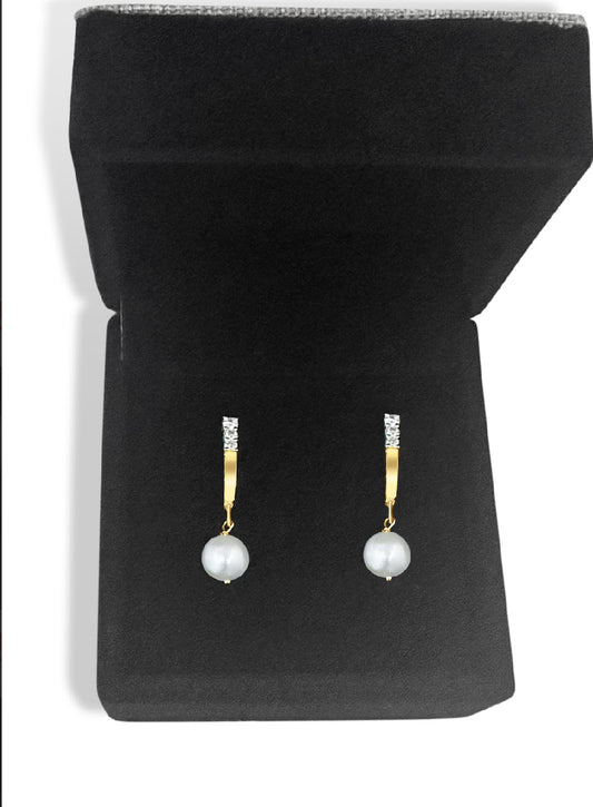Natural saltwater pearl gold ear rings, with diamond